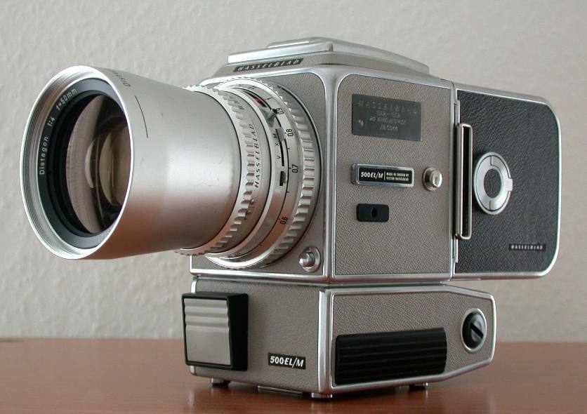 A Hasselblad 500EL/M of the type used in the Apollo program, with motor drive: the lunar cameras carried a Réseau plate, a 70mm film magazine and silver thermal paint.