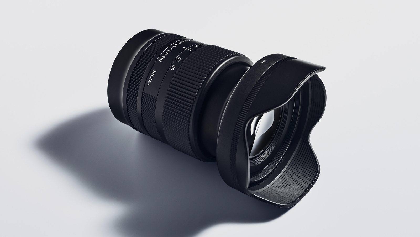 At 385 grams in L-Mount, the lens is built for full-frame bodies to stay portable: a walk-around zoom that does not behave like one.